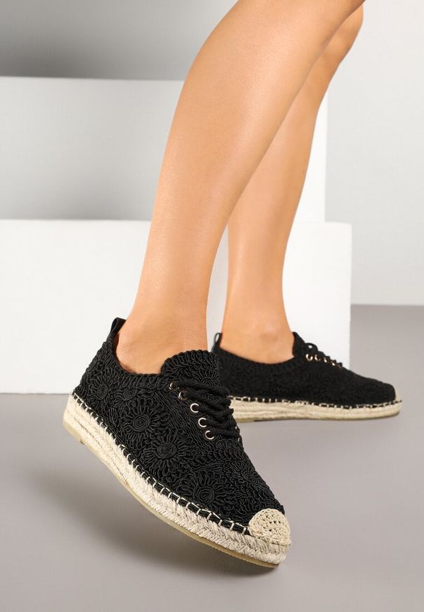 Renee - Czarne Tenisówki Ozdobione Plecionką i Ażurowym Wzorem Mevienne. Okazja: na co dzień. Kolor: czarny. Wzór: ażurowy, aplikacja. Obcas: na płaskiej podeszwie. Styl: casual