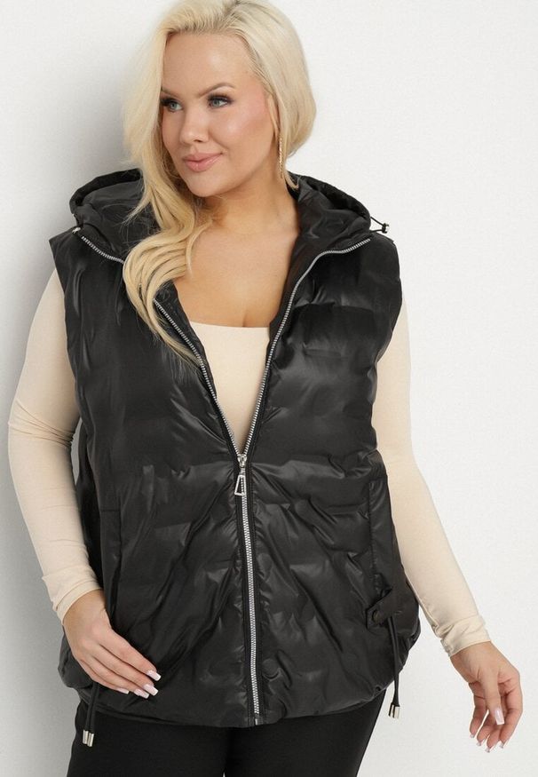 Born2be - Czarna Pikowana Kamizelka z Kapturem i Ściągaczem w Talii Evelbia. Okazja: na spacer. Typ kołnierza: kaptur. Kolekcja: plus size. Kolor: czarny. Materiał: jeans. Wzór: aplikacja. Styl: elegancki, klasyczny