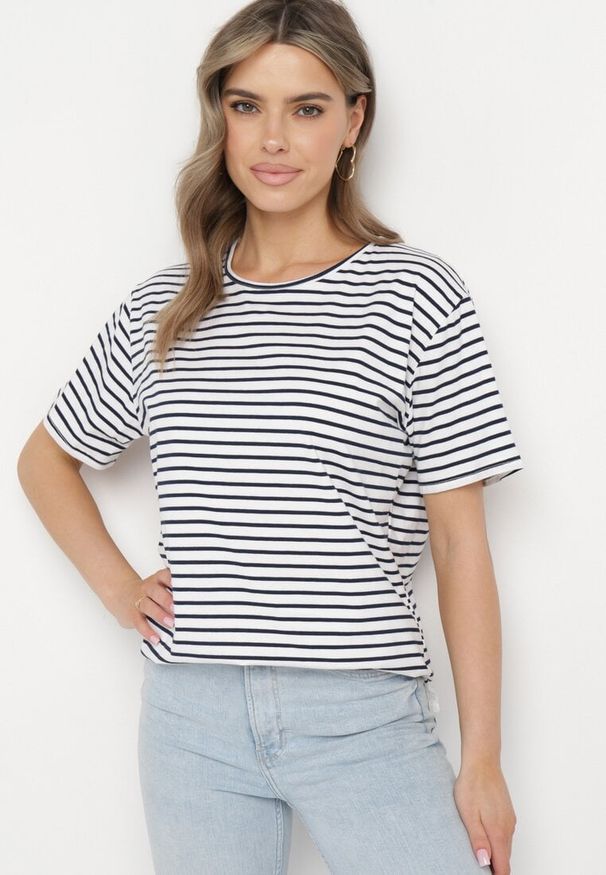 Born2be - Biało-Granatowy T-shirt Bawełniany w Paski z Ozdobną Koronką Priscaia. Kolor: biały. Materiał: bawełna, koronka. Wzór: paski, koronka. Sezon: lato