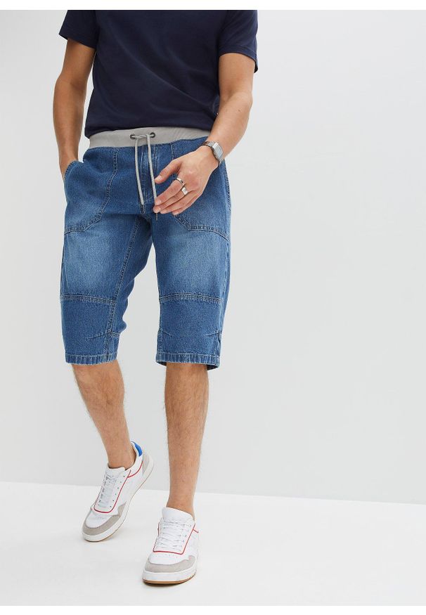bonprix - Lekkie długie bermudy jeansowe z elastyczną gumką w talii, relaxed fit. Kolor: niebieski. Długość: długie. Wzór: prążki