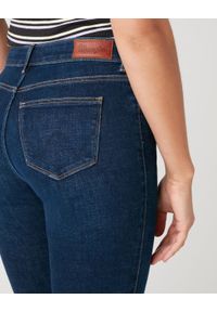 Wrangler - SPODNIE DAMSKIE WRANGLER SLIM NIGHT BLUE W28LVH78Y