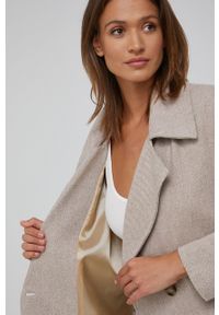 Answear Lab płaszcz damski kolor beżowy przejściowy dwurzędowy. Kolor: beżowy. Materiał: materiał. Styl: wakacyjny