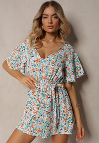 Renee - Jasnoniebieski Kombinezon z Dekoltem w Serek z Gumką w Talii i Materiałowym Paskiem Tessanda. Okazja: na co dzień. Kolor: niebieski. Materiał: materiał. Styl: elegancki, casual