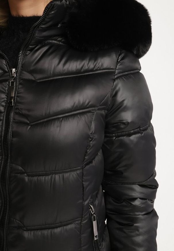 Born2be - Czarna Pikowana Kurtka Płaszcz za Kolano z Kapturem i Futerkiem Naelora. Okazja: na co dzień, na spacer. Typ kołnierza: kaptur. Kolor: czarny. Materiał: futro. Styl: casual, klasyczny