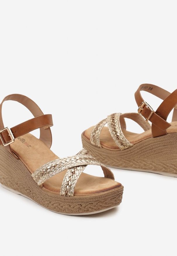 Renee - Brązowo-Złote Sandały na Koturnie z Jutową Plecionką i Splecionymi Paskami Rosadusk. Okazja: na co dzień. Zapięcie: pasek. Kolor: złoty. Materiał: jeans. Wzór: paski. Sezon: lato. Obcas: na koturnie. Styl: casual