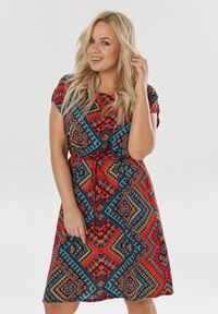 Born2be - Czerwona Sukienka Malithera. Typ kołnierza: kokarda. Kolor: czerwony. Materiał: materiał. Typ sukienki: proste. Styl: wakacyjny. Długość: midi #1