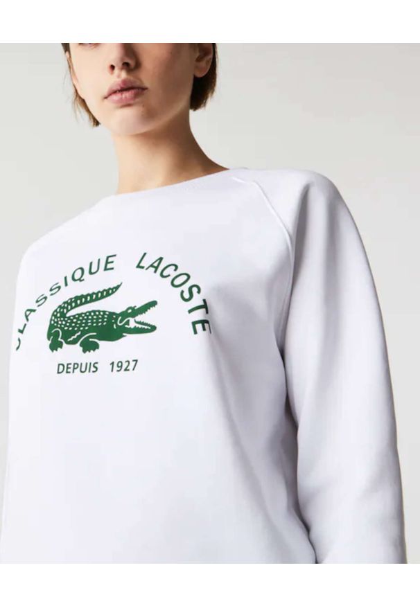 Lacoste - LACOSTE - Biała bluza z logo. Kolor: biały. Materiał: bawełna, polar. Długość rękawa: raglanowy rękaw. Wzór: kolorowy. Styl: klasyczny, vintage, elegancki