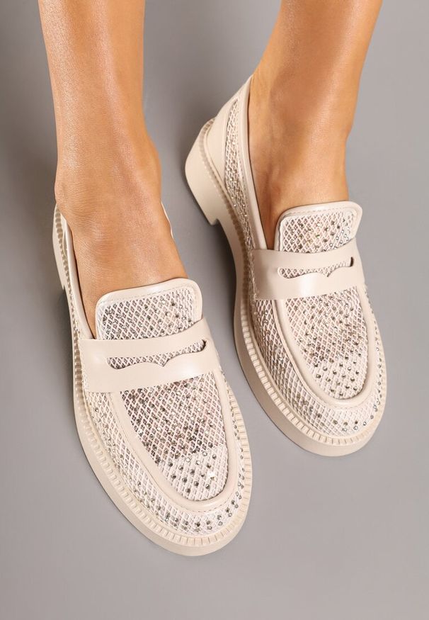 Renee - Beżowe Mokasyny przed Kostkę Ozdobione Cyrkoniami i Siateczką Senareth. Okazja: na co dzień. Wysokość cholewki: przed kostkę. Kolor: beżowy. Materiał: jeans. Wzór: aplikacja. Obcas: na obcasie. Styl: elegancki, casual, klasyczny. Wysokość obcasa: niski