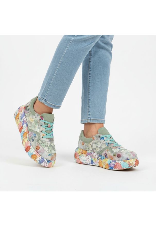 Sneakersy damskie Laura Vita, perforowana cholewka oraz podwyższona podeszwa z ozdobnym wzorem na boku, kolorowe, 64 SL26803B-64. Okazja: na co dzień, na spacer. Zapięcie: sznurówki. Szerokość cholewki: normalna. Wzór: kolorowy. Sezon: wiosna, lato. Styl: casual