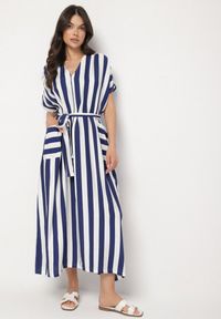Born2be - Niebieska Sukienka z Wiskozą i Paskiem w Paski Nerire. Okazja: na co dzień. Kolor: niebieski. Materiał: wiskoza. Wzór: paski. Styl: klasyczny, elegancki, casual