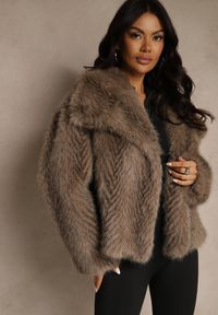 Renee - Jasnobrązowa Kurtka Futerko Ozdobione Cieniowanym Motywem Monideva. Kolor: brązowy. Materiał: futro. Wzór: aplikacja. Sezon: wiosna. Styl: elegancki #1