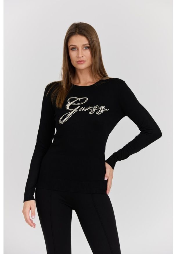 Guess - GUESS Czarny damski sweter Olive z haftowanym logo, Rozmiar M. Kolor: czarny. Materiał: wiskoza, materiał. Długość rękawa: długi rękaw. Długość: długie. Wzór: haft. Styl: klasyczny, elegancki