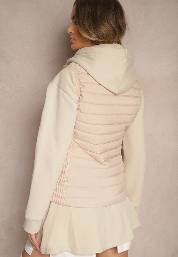 Renee - Beżowa Kamizelka ze Stójką z Pikowaniem i Kieszeniami Valoreth. Okazja: na co dzień, na spotkanie biznesowe. Typ kołnierza: kołnierzyk stójkowy. Kolor: beżowy. Styl: klasyczny, casual, elegancki, biznesowy