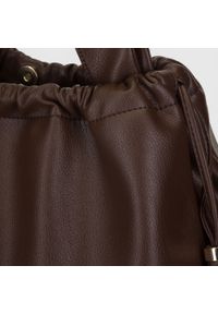Wittchen - Torebka worek z chwostami. Kolor: brązowy. Wzór: kropki. Dodatki: z frędzlami. Materiał: skórzane. Styl: boho. Rodzaj torebki: na ramię #4