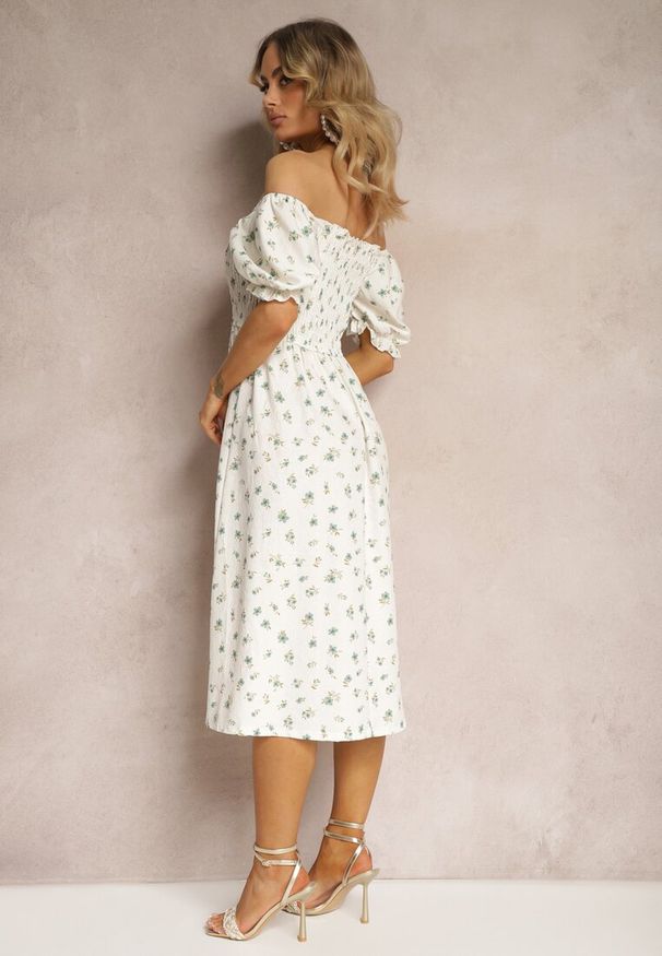 Renee - Biało-Zielona Kwiecista Sukienka Hiszpanka z Marszczonym Dekoltem i Falbanką Claperia. Okazja: na randkę. Typ kołnierza: dekolt hiszpanka. Kolor: biały. Sezon: lato. Typ sukienki: rozkloszowane