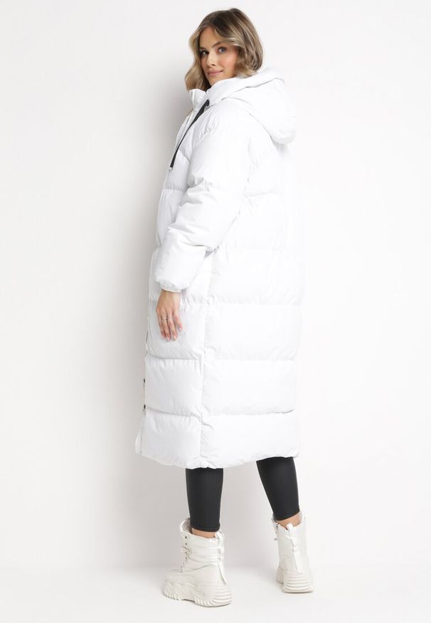 Born2be - Biała Długa Kurtka Pikowana Płaszcz na Zamek z Kapturem Lesea. Okazja: na co dzień. Typ kołnierza: kaptur. Kolor: biały. Materiał: dzianina, jeans. Długość: długie. Styl: casual, elegancki