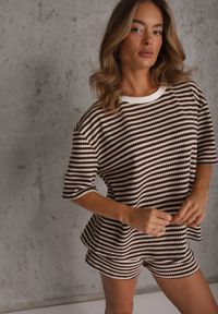 Renee - Brązowy Komplet Casualowy z Bawełny Oversize T-shirt i Szorty w Paski Stylizowany na Szydełkowany Pherra. Kolor: brązowy. Materiał: bawełna. Wzór: paski #1