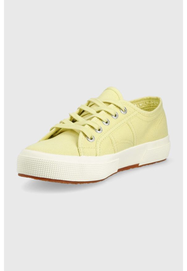 Superga tenisówki damskie kolor żółty. Nosek buta: okrągły. Zapięcie: sznurówki. Kolor: żółty. Materiał: guma
