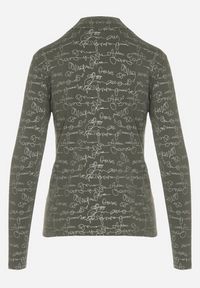Born2be - Zielona Bluzka z Bawełny w Stylu Longsleeve z Półgolfem w Literowy Nadruk Azelenia. Okazja: na co dzień. Kolor: zielony. Materiał: bawełna. Długość rękawa: długi rękaw. Wzór: nadruk. Styl: casual #4