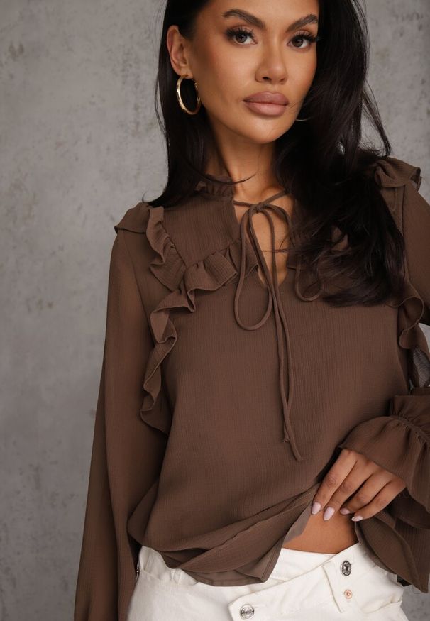 Renee - Brązowa Bluzka w Stylu Coquette z Falbankami i Wiązaniem przy Szyi Seathrina. Typ kołnierza: kołnierz z falbankami. Kolor: brązowy. Materiał: poliester, jeans