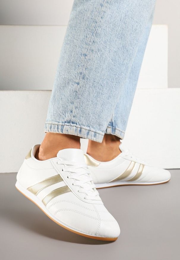 Renee - Biało-Złote Sneakersy Typu Tenisówki z Paseczkami Liantina. Okazja: na co dzień. Zapięcie: pasek. Kolor: biały. Materiał: jeans. Wzór: paski