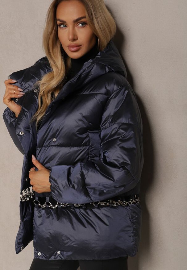 Renee - Granatowa Casualowa Kurtka z Pikowanymi Przeszyciami Kapturem i Kieszeniami Tinnetia. Okazja: na co dzień. Kolor: niebieski. Materiał: jeans. Sezon: jesień, zima. Styl: casual