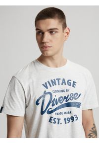Diverse - T-shirt męski z nadrukiem ASSAJ VII S1816 - biały. Kolor: biały. Materiał: wiskoza, bawełna. Wzór: nadruk #4