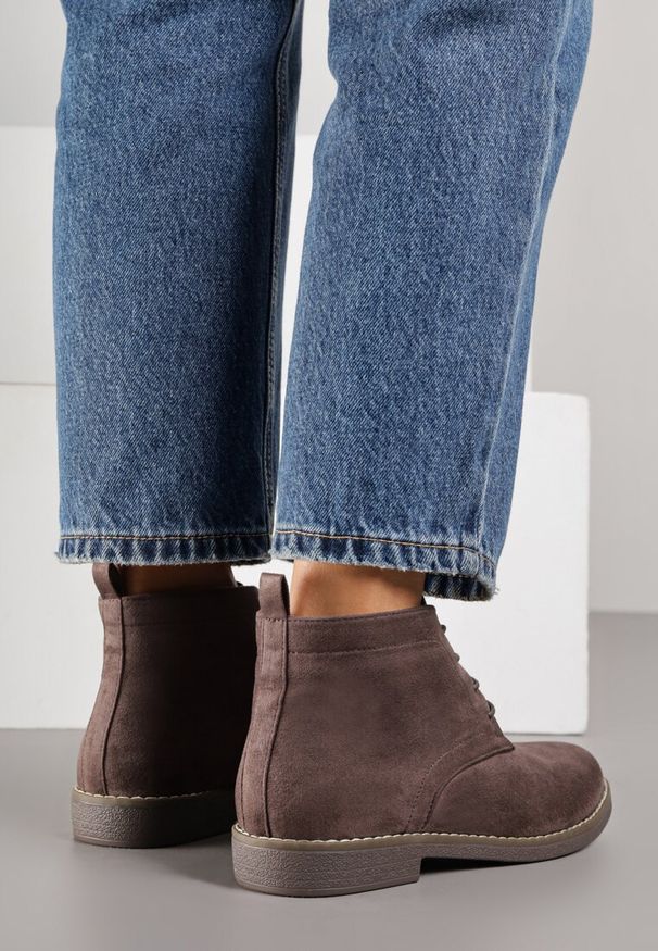 Renee - Brązowe Botki Vices o Klasycznym Fasonie Trzewików z Imitacji Zamszu Ativitta. Okazja: na co dzień. Kolor: brązowy. Materiał: zamsz. Szerokość cholewki: normalna. Styl: klasyczny