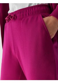 4f - Spodnie dresowe joggery damskie - różowe. Kolor: różowy. Materiał: dresówka