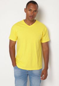 Born2be - Żółta Bawełniana Koszulka T-shirt Basic z Dekoltem w Serek Malvinea. Okazja: na spotkanie biznesowe, do pracy, na co dzień. Typ kołnierza: dekolt w serek. Kolor: żółty. Materiał: bawełna. Styl: biznesowy, casual, elegancki #4
