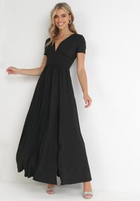 Born2be - Czarna Rozkloszowana Sukienka Maxi z Głębokim Dekoltem z Rozcięciem Wyla. Kolor: czarny. Długość rękawa: krótki rękaw. Sezon: lato, wiosna. Długość: maxi