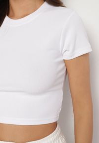 Born2be - Biały T-shirt z Prążkowanego Materiału o Krótkim Kroju Telunna. Okazja: na co dzień, na spotkanie biznesowe. Kolor: biały. Materiał: materiał, prążkowany. Długość: krótkie. Styl: biznesowy, klasyczny, elegancki, casual #7