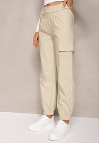 Renee - Jasnobeżowe Zwężane Spodnie z Gumką w Pasie i Wsuwanymi Kieszeniami Lerana. Okazja: na spotkanie biznesowe, na co dzień. Kolor: beżowy. Styl: casual, elegancki, biznesowy #3
