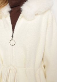 Born2be - Jasnobeżowy Płaszcz o Długim Kroju z Futrem i Ściągaczem w Talii Delirith. Okazja: na co dzień. Typ kołnierza: kaptur. Kolor: beżowy. Materiał: futro. Długość: długie. Styl: casual, elegancki #3