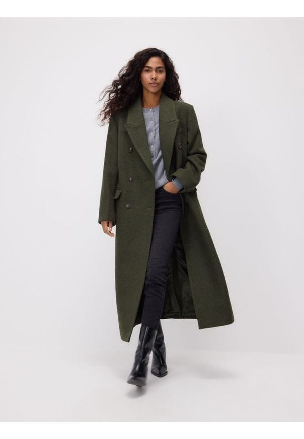 Reserved - Dwurzędowy płaszcz z wełną - zielony. Kolor: zielony. Materiał: wełna