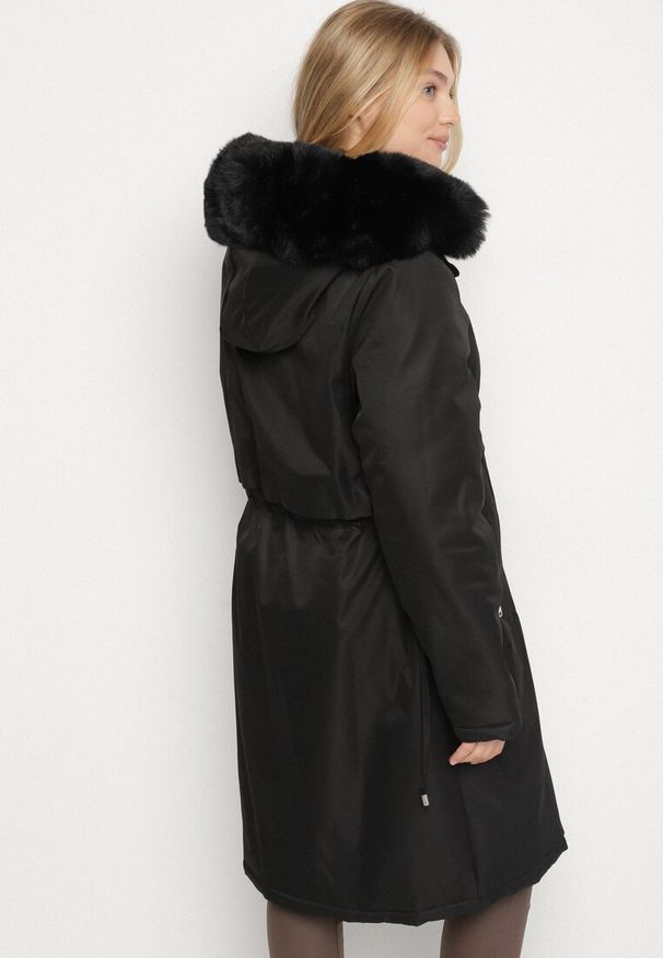 Born2be - Czarna Klasyczna Kurtka Parka z Kapturem z Futerkiem Essoria. Okazja: na co dzień, na spacer. Typ kołnierza: kaptur. Kolekcja: plus size. Kolor: czarny. Materiał: futro. Długość: długie. Styl: klasyczny