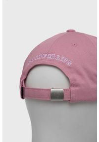 Primitive czapka z daszkiem bawełniana kolor różowy z aplikacją. Kolor: różowy. Materiał: bawełna. Wzór: aplikacja #4