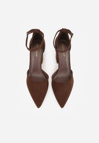 Born2be - Brązowe Czółenka z Imitacji Zamszu na Słupku z Noskiem w Szpic Violetto. Okazja: na co dzień, na spotkanie biznesowe, do pracy. Zapięcie: pasek. Kolor: brązowy. Materiał: zamsz. Obcas: na słupku. Styl: casual, biznesowy, elegancki, klasyczny. Wysokość obcasa: średni #5