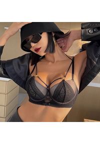 Intica - Komplet bielizny z haftem i regulowanymi paskami Volkea. Kolor: czerwony. Materiał: materiał. Wzór: haft #3