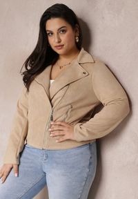 Renee - Jasnobeżowa Asymetryczna Kurtka Ramoneska z Imitacji Zamszu Kmiya. Kolekcja: plus size. Kolor: beżowy. Materiał: zamsz