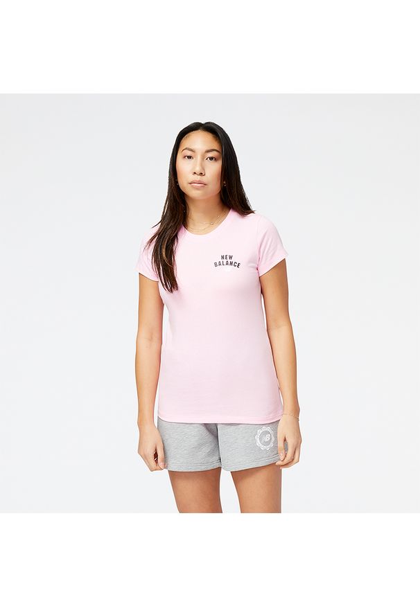 Koszulka damska New Balance WT31804OTP – różowa. Kolor: różowy. Materiał: materiał, bawełna, poliester. Długość rękawa: krótki rękaw. Długość: krótkie. Wzór: napisy