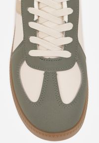 Renee - Zielone Sneakersy na Niskiej Platformie z Metalicznymi Wstawkami Dalivia. Okazja: na co dzień. Nosek buta: okrągły. Zapięcie: sznurówki. Kolor: beżowy. Materiał: materiał. Wzór: aplikacja. Obcas: na platformie. Wysokość obcasa: niski #2