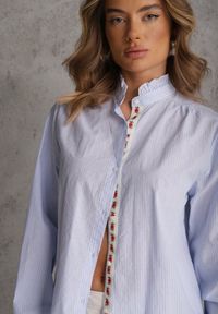 Renee - Niebieska Koszula z Bawełną Zdobiona Haftem i Stójką z Falbanką Linivia. Typ kołnierza: kołnierzyk stójkowy. Kolor: niebieski. Materiał: bawełna. Wzór: aplikacja, haft. Styl: boho #4