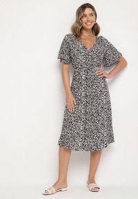 Born2be - Czarna Bawełniana Sukienka o Rozkloszowanym Kroju w Kwiatowy Wzór Aramine. Okazja: na co dzień. Typ kołnierza: dekolt w kształcie V. Kolor: czarny. Wzór: kwiaty. Typ sukienki: proste. Materiał: bawełna. Długość rękawa: krótki rękaw. Sezon: wiosna, lato. Styl: klasyczny, casual, elegancki #5