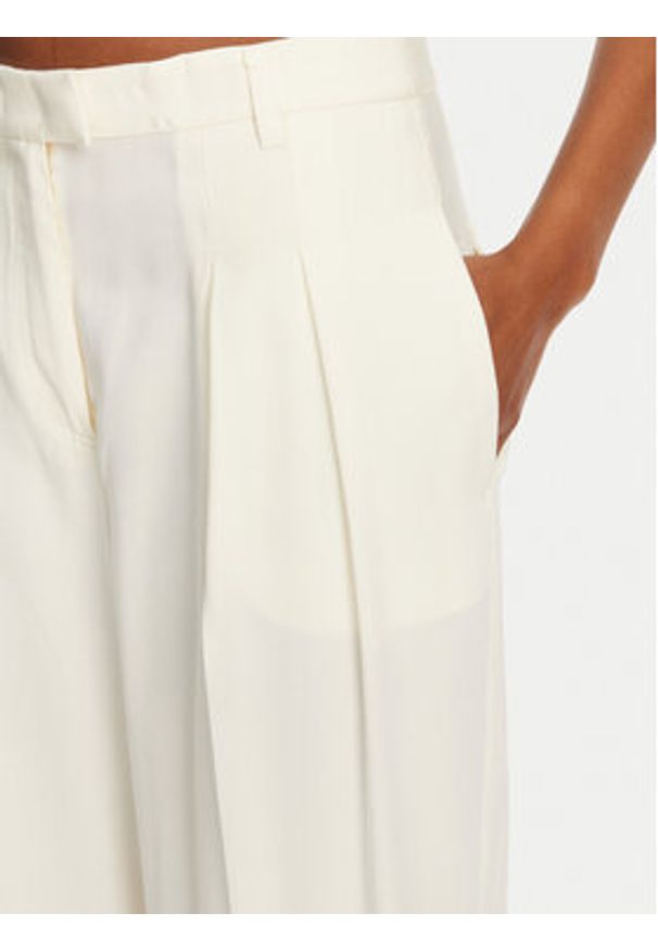 Patrizia Pepe Spodnie materiałowe 2P1670 A573 W146 Écru Regular Fit. Materiał: wiskoza