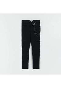 Reserved - Spodnie z łańcuszkiem - Czarny. Kolor: czarny