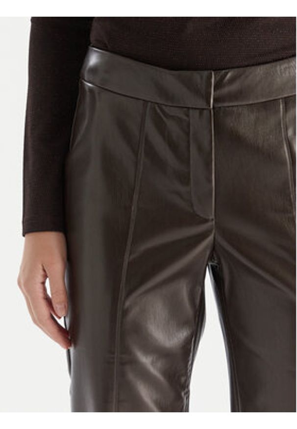 Vero Moda Spodnie z imitacji skóry Vips 10336342 Brązowy Straight Fit. Kolor: brązowy. Materiał: skóra