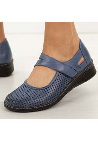 DEONI - Granatowe ażurowe skórzane Polskie półbuty damskie Deoni D125A. Okazja: na co dzień, na spacer. Zapięcie: rzepy. Kolor: niebieski. Materiał: skóra. Szerokość cholewki: normalna. Wzór: ażurowy. Sezon: wiosna, lato. Styl: elegancki, casual #1