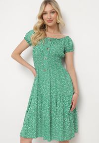 Born2be - Zielona Bawełniana Sukienka w Drobne Kwiaty z Gumkami w Talii Fielita. Kolor: zielony. Materiał: bawełna. Długość rękawa: krótki rękaw. Wzór: kwiaty. Sezon: lato. Styl: elegancki #1