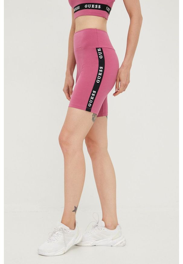 Guess szorty damskie kolor fioletowy z nadrukiem medium waist. Kolor: fioletowy. Wzór: nadruk